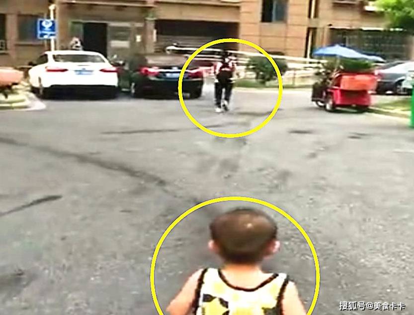 兄妹俩|自从生二胎弟弟，相差12岁姐姐上学时是如此模样，笑喷了