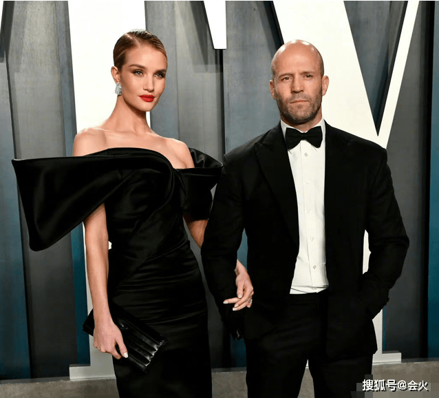 身材|斯坦森小二十岁娇妻晒孕照，脚踩恨天高捧大肚，穿紧身裙四肢纤细