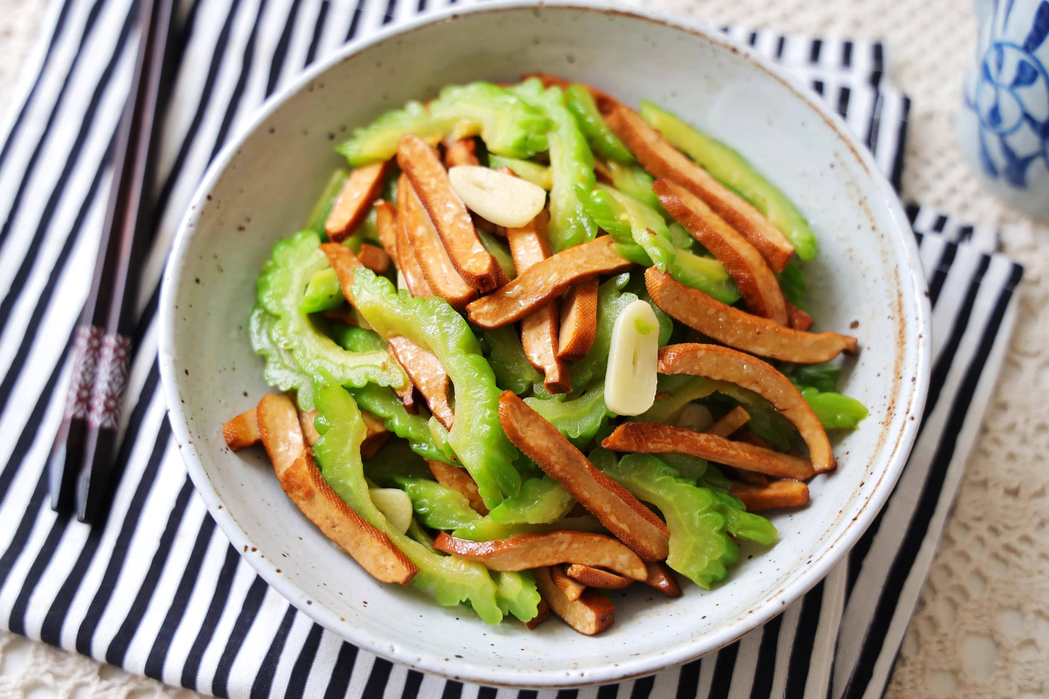 秋天,晚餐要多吃这道素菜,清淡爽口低油低脂,常吃身体更健康_苦瓜