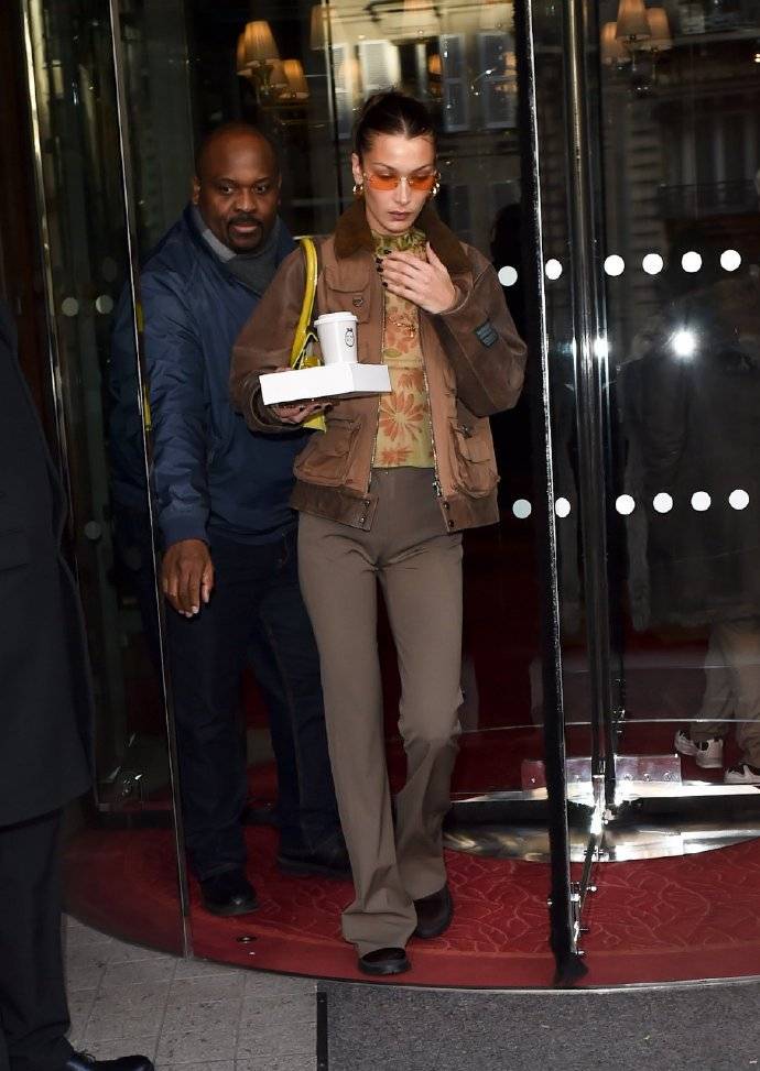 视觉|超模吉吉比贝拉更会穿？吉吉穿白衬衫走街头风，贝拉穿夹克太显胖