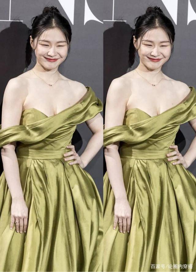 舞台|金靖不愧是微胖界的穿搭典范，一袭绿裙超显肤白，舞台上成焦点