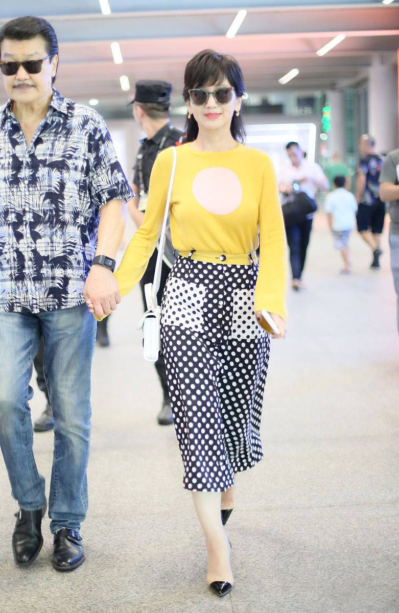 下半身|赵雅芝夫妻恩爱携手走机场，黄T波点裙超减龄，65岁穿得像是35岁