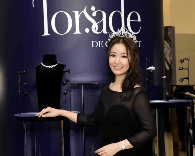 都美|林心如成闺蜜团颜霸!素颜比林熙蕾富士康老板娘都美,生图显老气