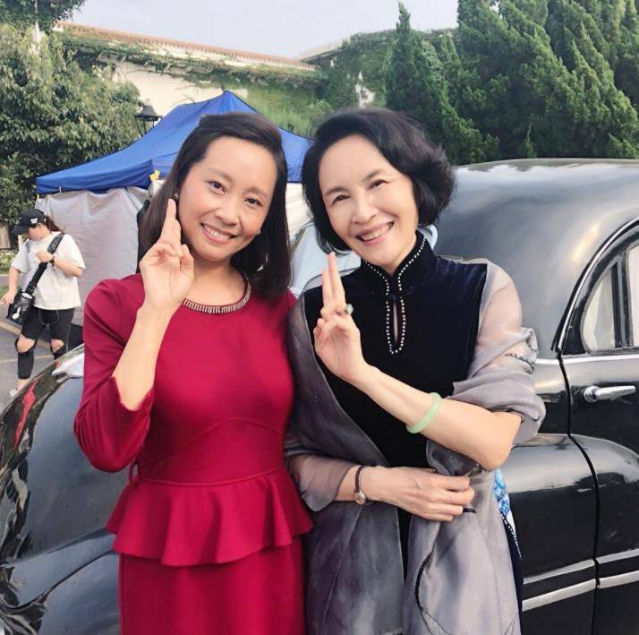 晓英|宋晓英越老越洋气，穿黑裙涂红唇还挂3条珍珠项链，美成优雅贵妇