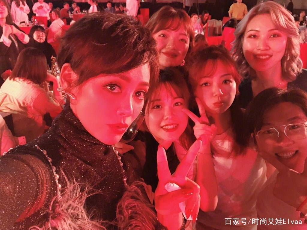 发型|38岁宁静真“俗”，穿“姨妈红”上衣，“2cm睫毛”让女生都羡慕