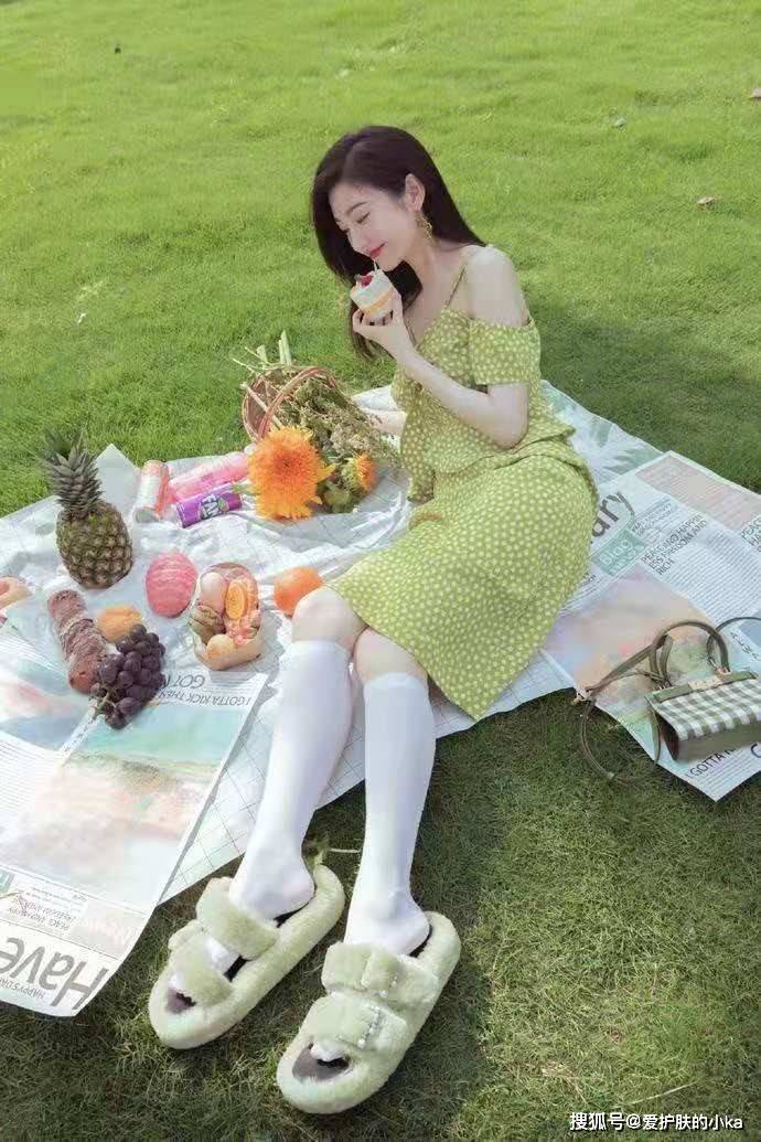 身材|景甜翻红后越来越敢穿了，波点小绿裙清新又洋气，配毛毛拖看不懂