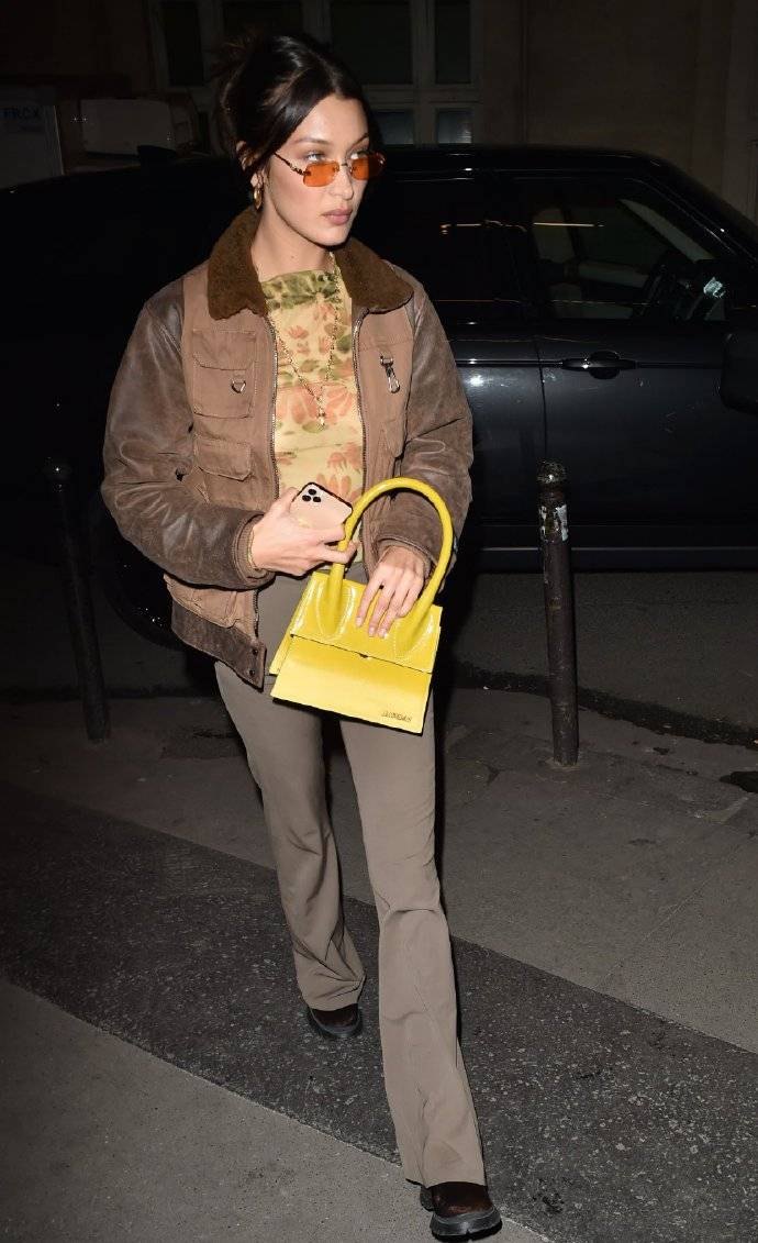 视觉|超模吉吉比贝拉更会穿？吉吉穿白衬衫走街头风，贝拉穿夹克太显胖