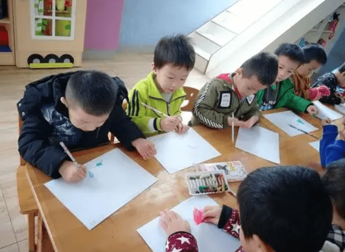 家长|公立幼儿园还是私立幼儿园，家长难以抉择，两者结合或许皆大欢喜