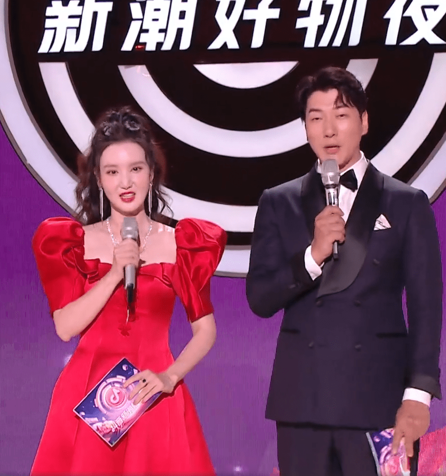 氛围|张萌拿出“老板娘”的气场，同框男模张亮也不输，穿公主裙真抢镜