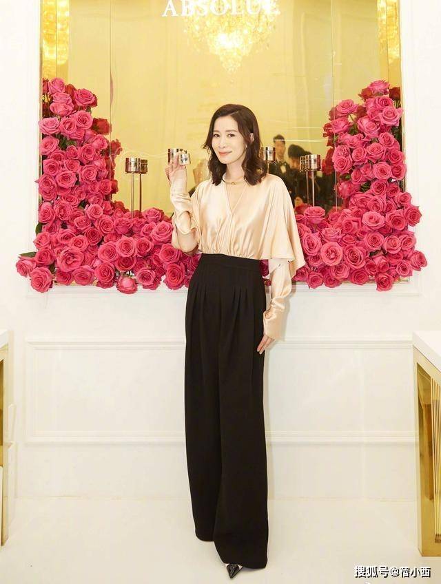 亮点|佘诗曼气质在根本不用扮嫩,穿T恤配阔腿裤走机场,哪像75年的?