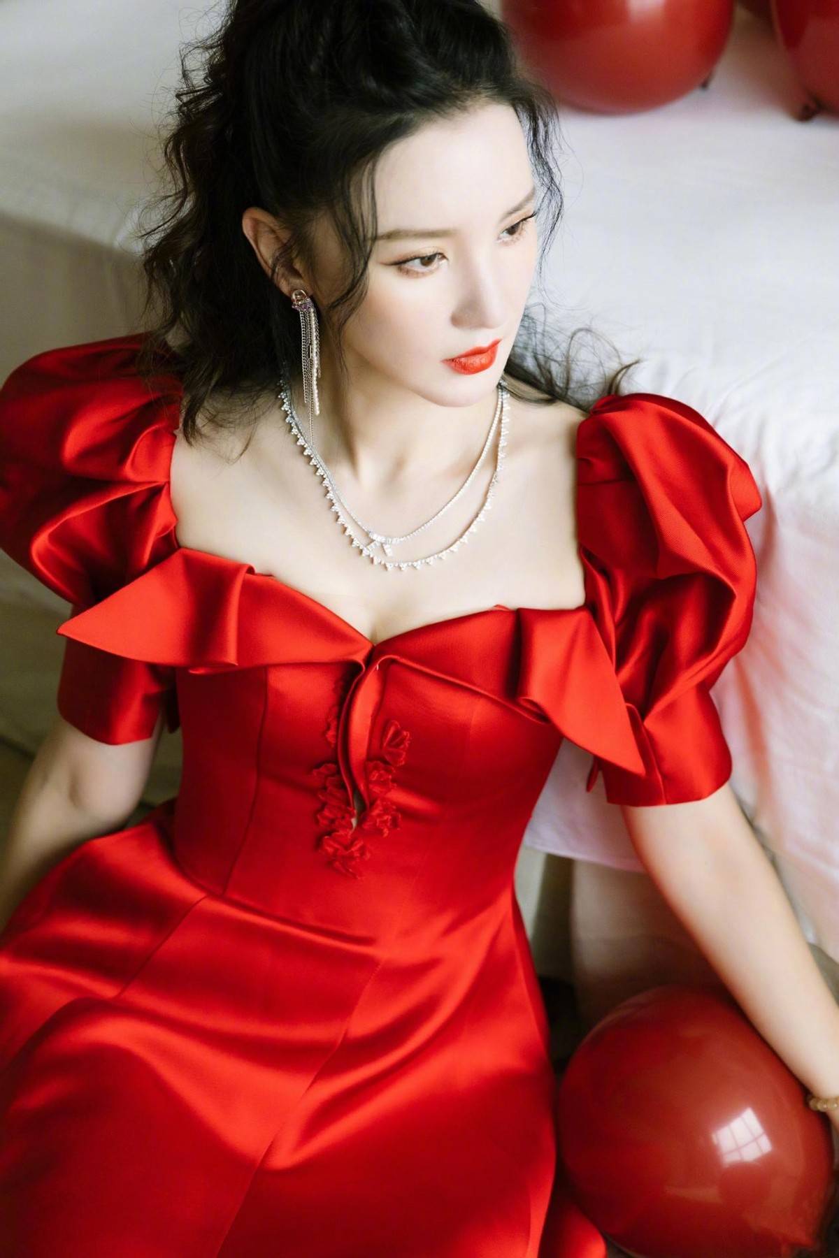 氛围|张萌拿出“老板娘”的气场，同框男模张亮也不输，穿公主裙真抢镜