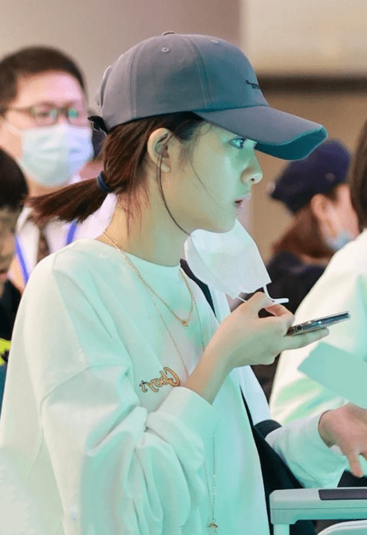 健美|多多好会穿，宽松T恤配健美短裤，巧用金项链点睛，真有明星范儿