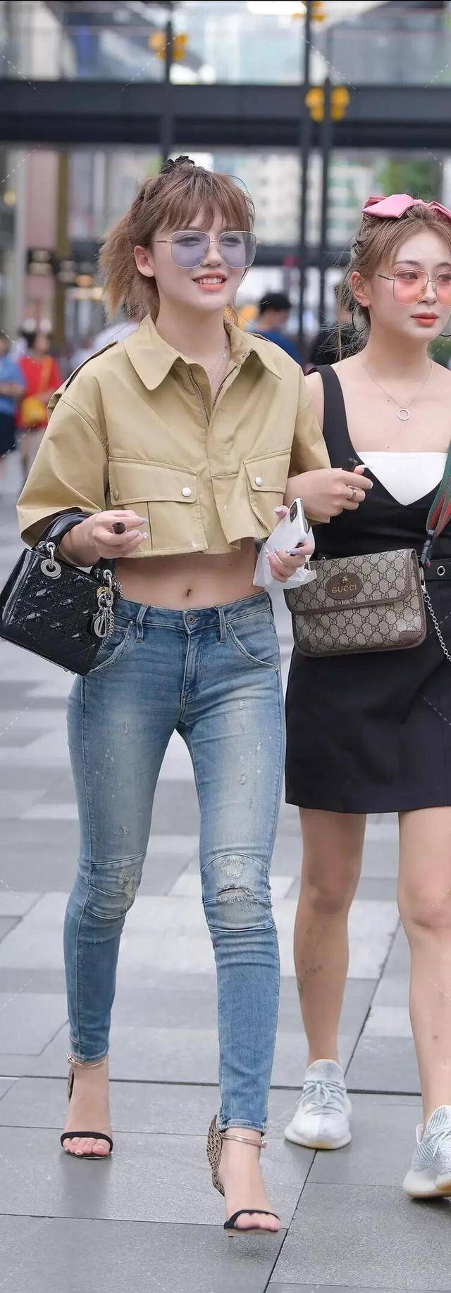 中性|黑金色休闲高跟鞋搭配蓝色复古牛仔打底裤，百变潮搭，简约时尚