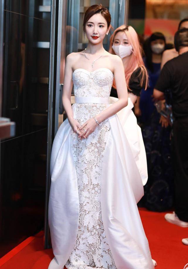 场合|“乔家儿女”的毛晓彤火了,穿炫彩紫小礼裙,造型华丽不失青春感