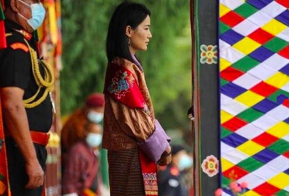 旺楚克|不丹美女王后终于亮相！香槟色上衣有少女感，被国王搂入怀不开心