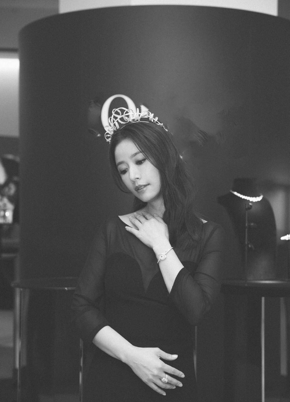 长发|45岁林心如素颜出镜！挑染新发色好少女，活动上全程护肚疑怀二胎