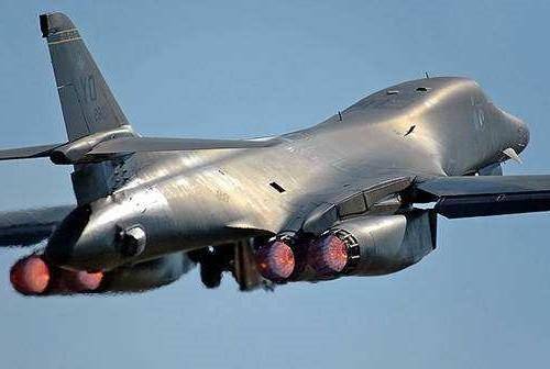 世界战机排行榜_若服役必会排名世界第一!航程一万4千公里!可携带30吨弹药