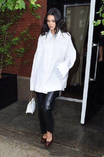 曲线|超模肯豆最新街拍，西装裙勾勒姣好身材，蛮腰细腿百分百回头率