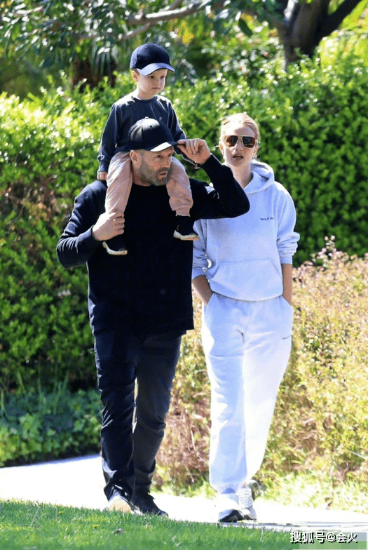 身材|斯坦森小二十岁娇妻晒孕照，脚踩恨天高捧大肚，穿紧身裙四肢纤细