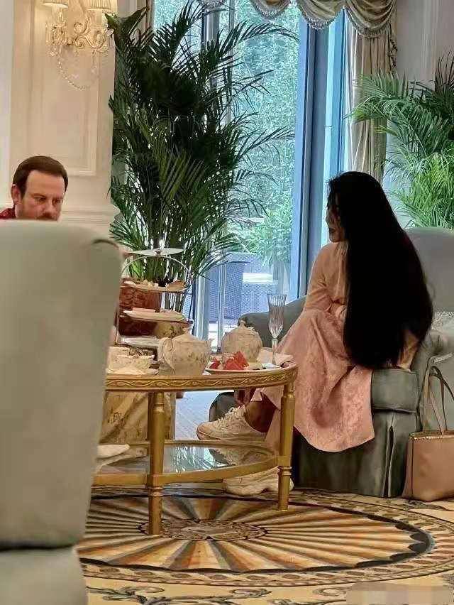 真会|范冰冰巨星气场不再！穿粉裙与外国男友人聚会，拿大水壶真会养生