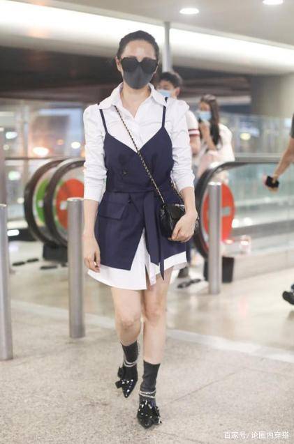 个性|伊能静与秦昊牵手亮相机场,穿牛仔半裙超减龄,53岁也有少女感