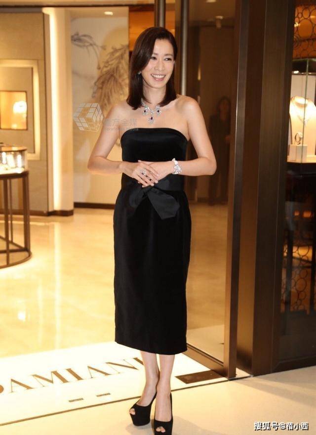 亮点|佘诗曼气质在根本不用扮嫩，穿T恤配阔腿裤走机场，哪像75年的？