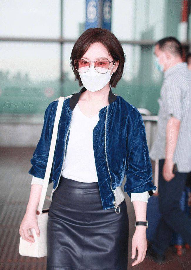 层次感|陈数的气质中自带知性感,穿卡其色风衣端庄优雅,很是时尚