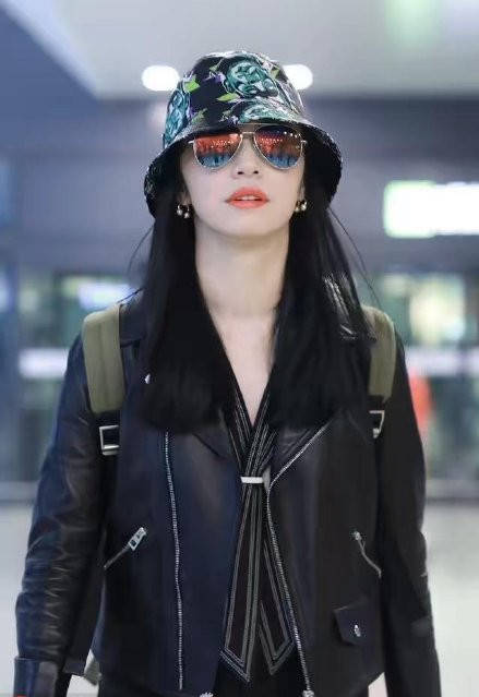 上海|姚晨改走轻熟路线，淡妆粉唇搭配彩色格子风衣，轻熟时尚还大气