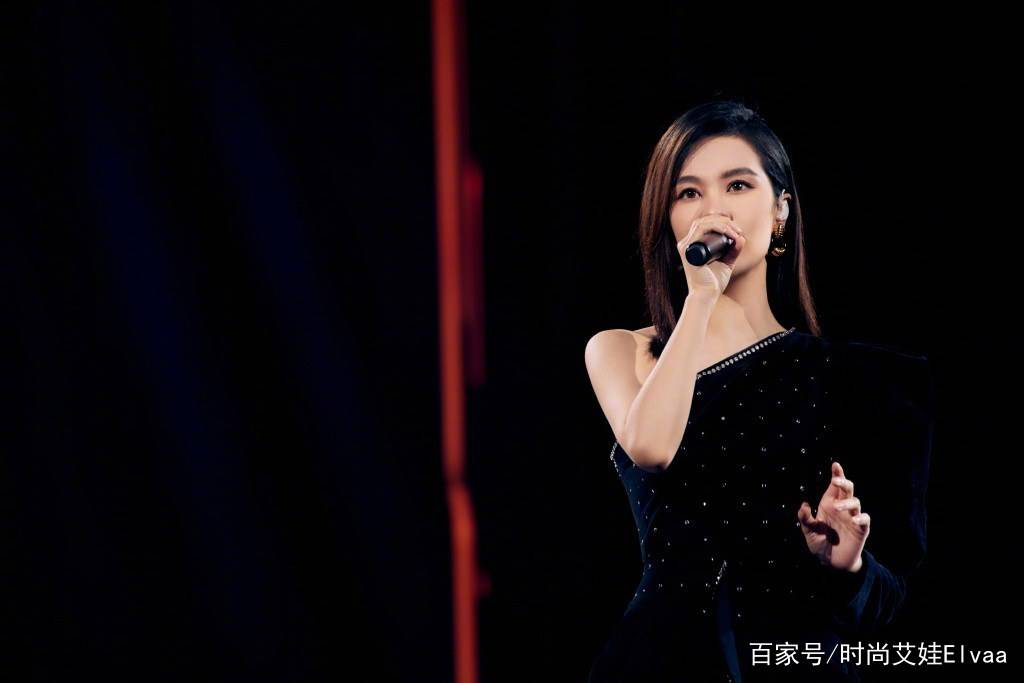 身材|郁可唯真高调，短裤比西装短还穿出“圆规腿”，168胸以下全是腿