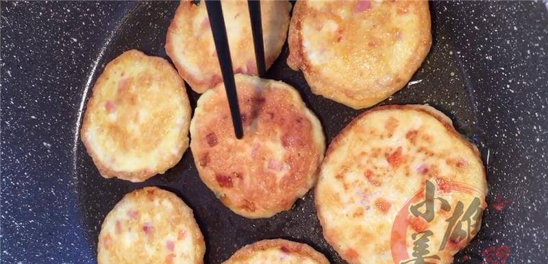 加入适量|豆腐别再炖着吃,加1个西红柿,教你很解馋的吃饭,越吃越香