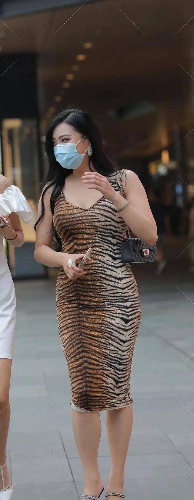 显得|连衣裙的穿着展现女性的温婉风采，看起来更加苗条