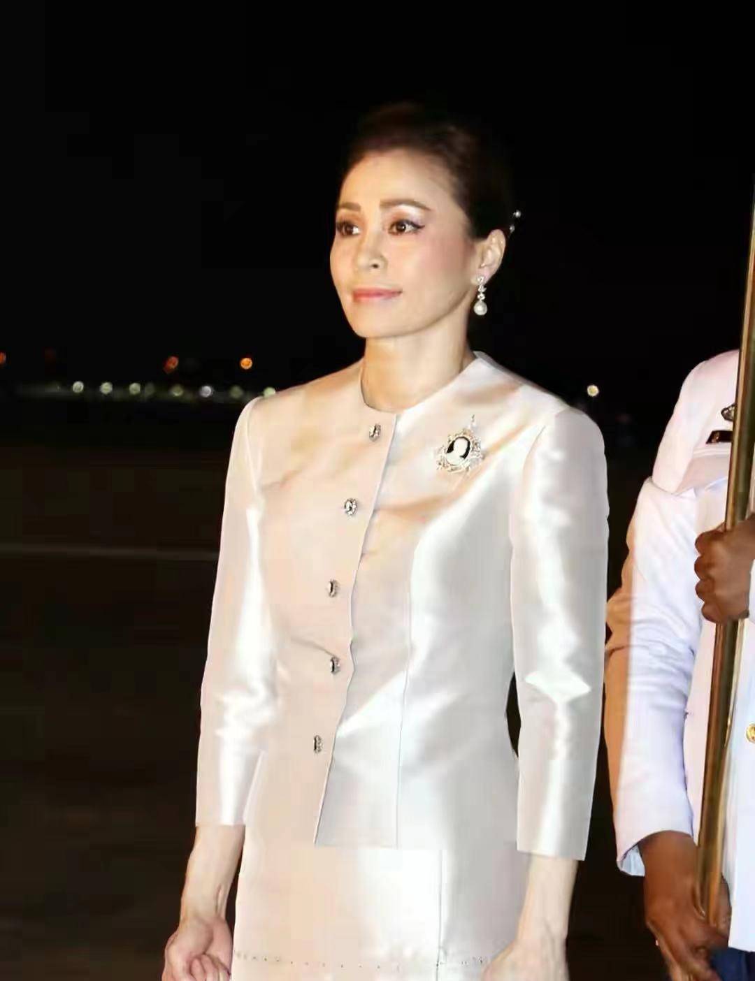 高跟鞋|苏提达深夜独自营业！一身珍珠白套裙穿得贵气，气质敌过诗妮娜