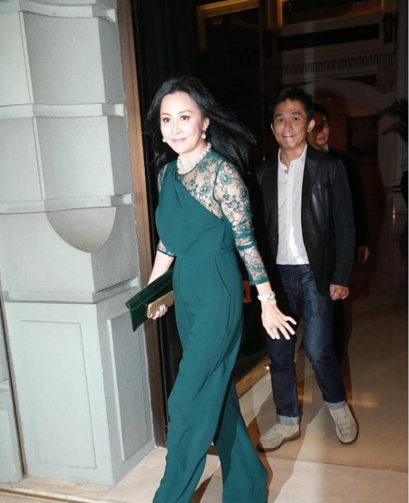 黑色|刘嘉玲越来越会打扮，穿单色蕾丝连体裤遮曲线，肤色显白更衬比例