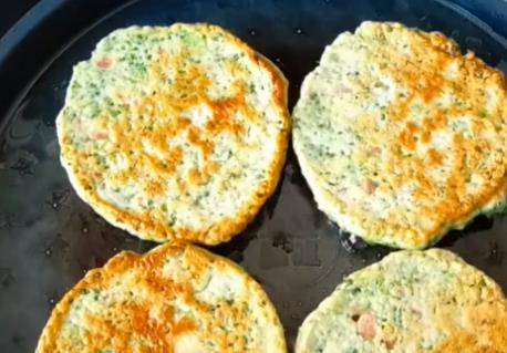 加入适量|3个鸡蛋搭配西蓝花,手不沾面快速做早餐,让孩子天天吃的营养