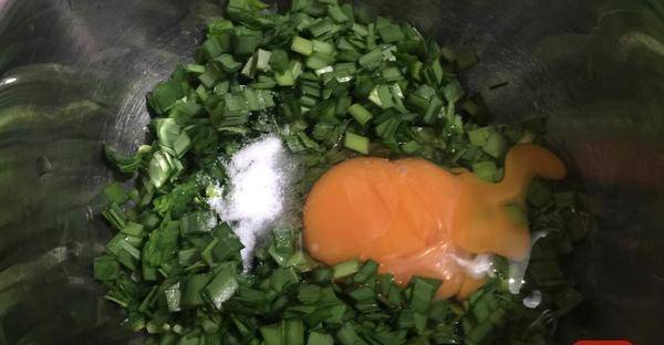 加入适量|春天不吃这菜就亏了,筷子搅一搅,香喷喷的早餐饼5分钟端上桌