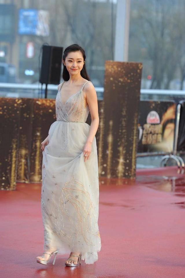美眉|宋轶“火”起来不是没道理的，一袭吊带纱裙飘逸灵动，温婉动人