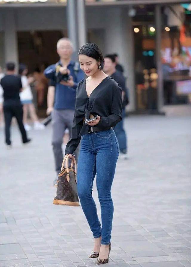高跟鞋|黑色豹纹高跟鞋搭配蓝色九分打底裤，时尚潮流，走红时尚圈