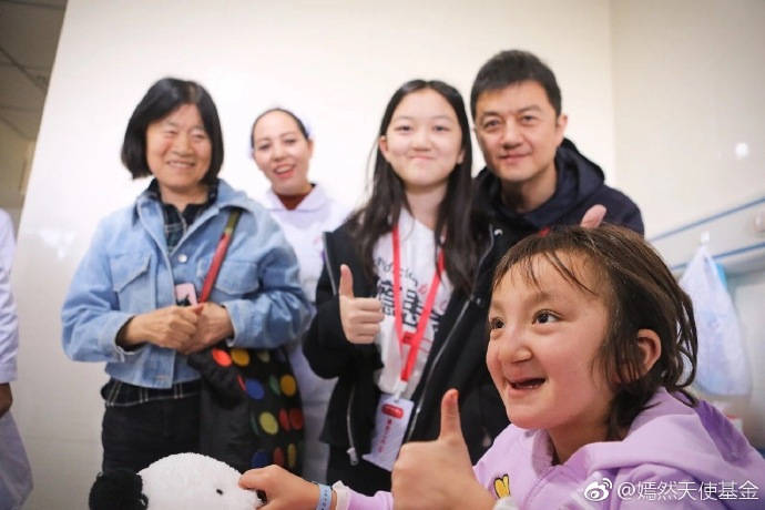 黑色|李亚鹏独自现身机场，对记者说一句话，现场所有人都笑了