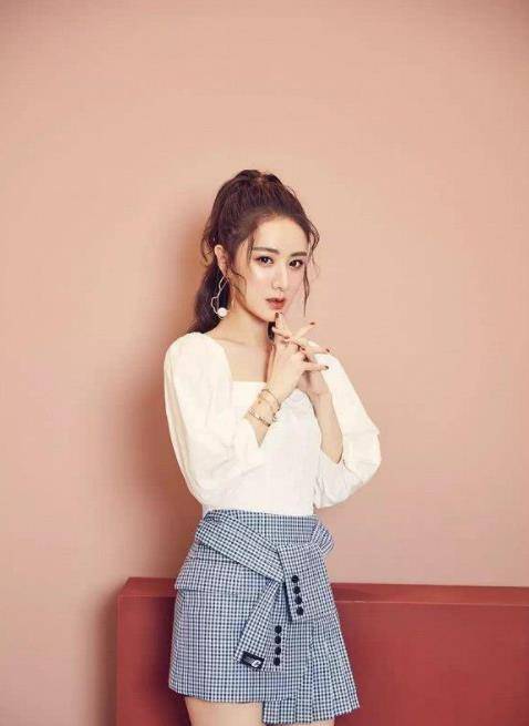 女王|带货女王薇娅现身游乐场，穿粉色T恤宛如少女，和女儿出游像姐妹