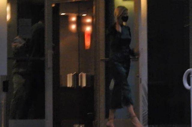 身材|伊万卡穿墨绿色开衩礼裙高贵优雅,展现完美身材,太迷人了