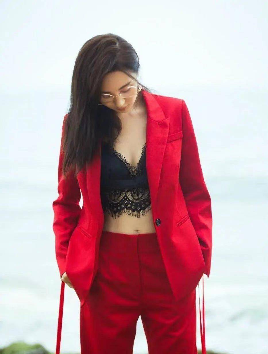 Tian|李菲儿的“花瓶胯”真让人着迷，满当当的“女人味”，谁看都心动