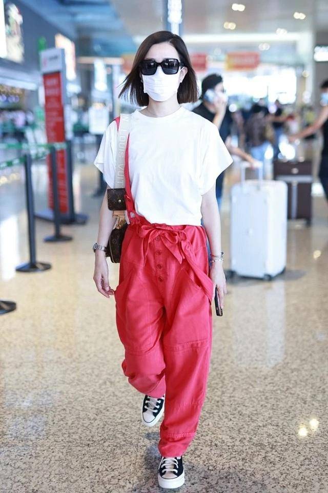 佘诗曼|中年女人穿红色显老?看看46岁佘诗曼,穿红色背带裤+白T像个学生