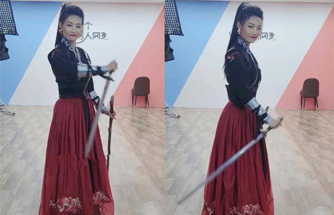长剑|44岁李梓萌真是宝藏女孩！留长发穿古装如侠女，挥长剑耍帅太可爱