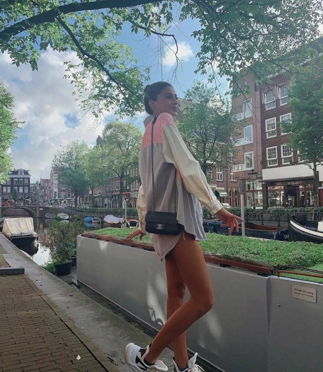 真空|女人不要再“衬衫”塞裤子了，今夏流行这样穿，时髦舒适还显腿长