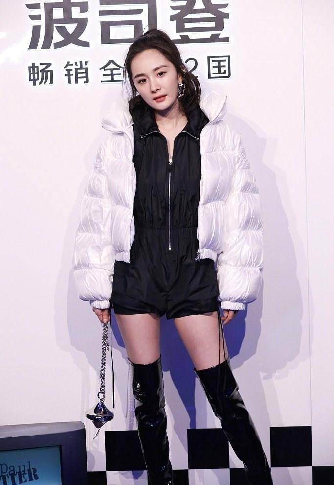 slay|杨幂现身看秀slay全场，罕见连体短裤配6259过膝靴，把风头都抢了