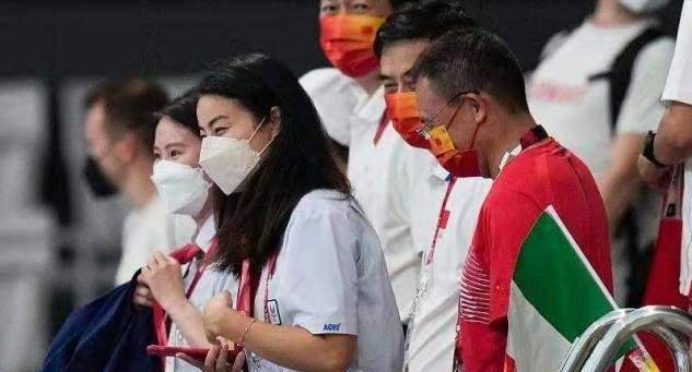 职业|郭晶晶奥运会场内看赛，衬衫西裤太有职业感，高举手机拍照变迷妹