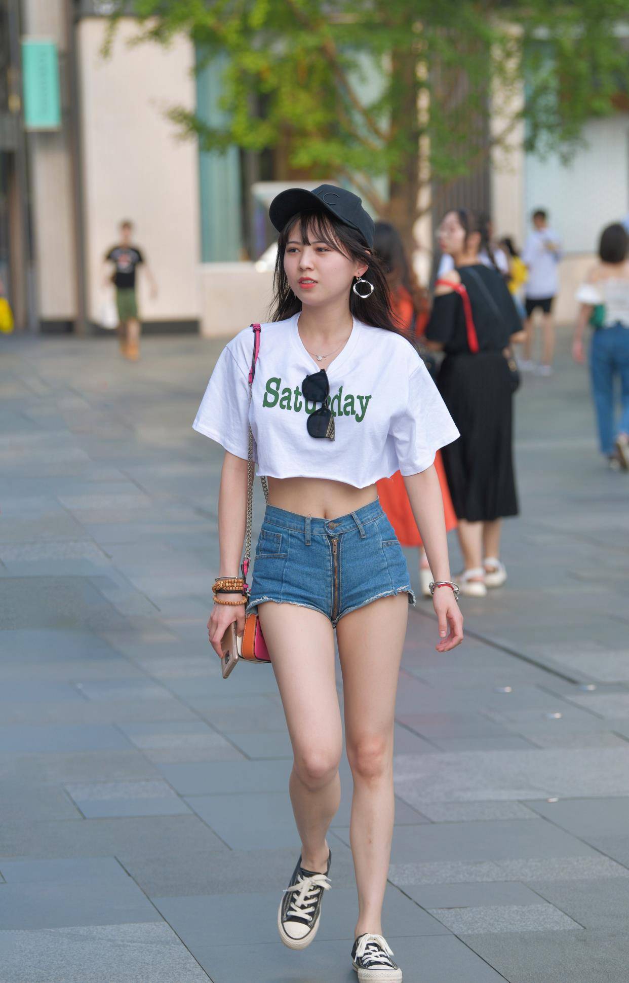 变化|不要纠结小姐姐们穿的是热裤还是短裤，漂亮迷人就行了