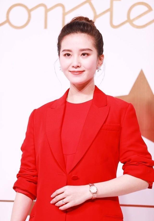 蓝色|刘诗诗与外国女明星合影，就算身高不够，但气场没输，替她捏把汗