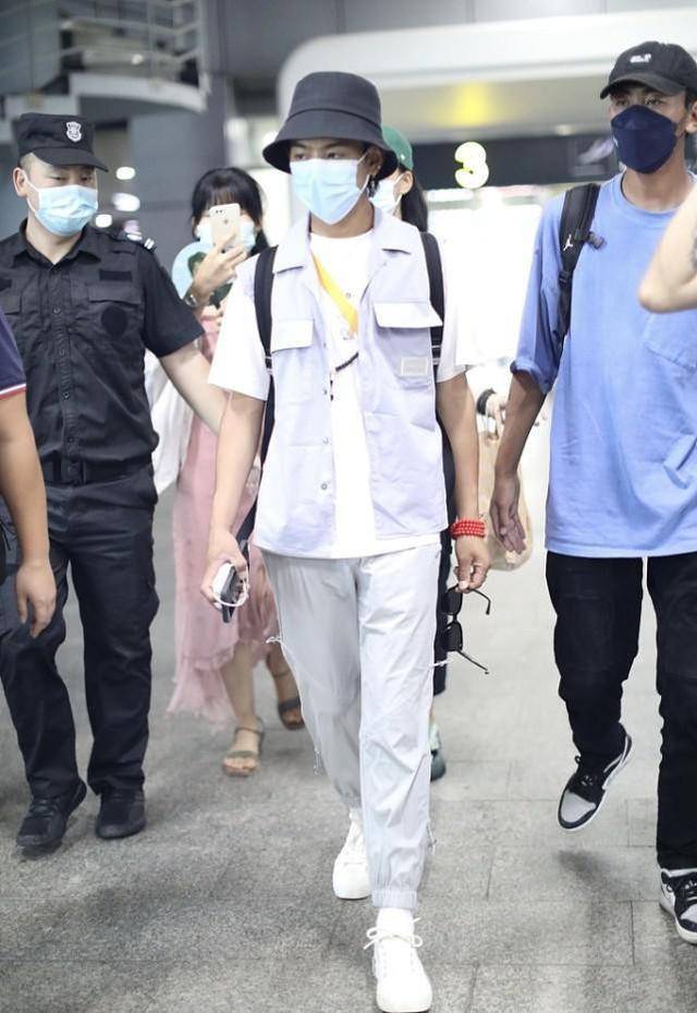 马甲|丁真穿潮装原来这么帅，工装马甲配束脚裤，潮流感不输流量明星