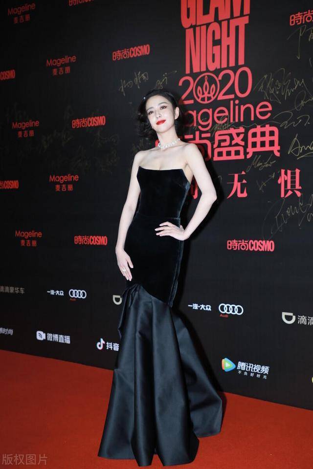 黑色|佟丽娅才是“人间尤物”，穿黑色丝绒抹胸裙优雅高贵，摩登复古